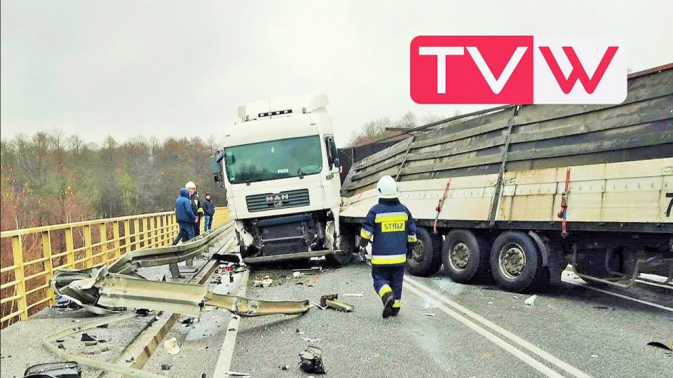 Wypadek ciężarówki na moście drogowym w Warce – 18 listopada 2022