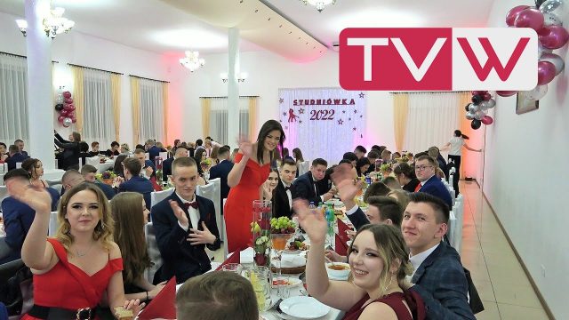 Polonez na rozpoczęcie balu studniówkowego maturzystów z Zespołu Szkół w Warce – 22 stycznia 2022